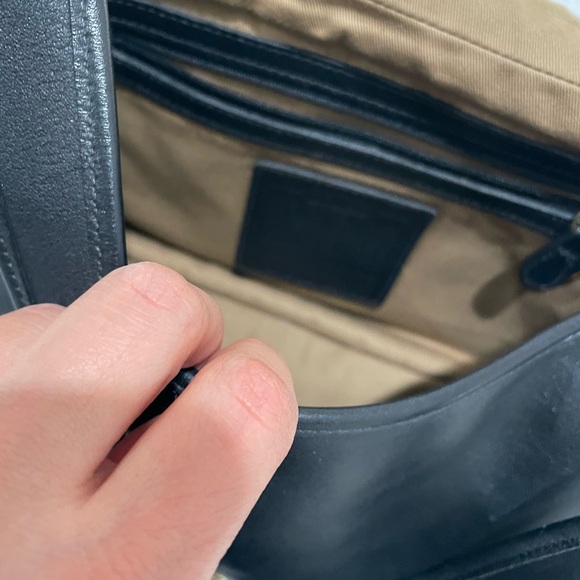 Elegant Black Leather Shoulder Bag - Picture 7 of 14